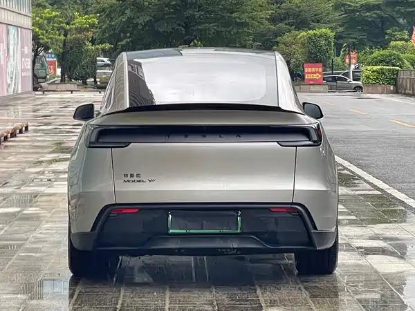 Tesla Model Y L 2026