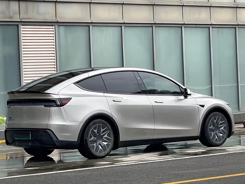 Tesla Model Y L 2026 — фото 4