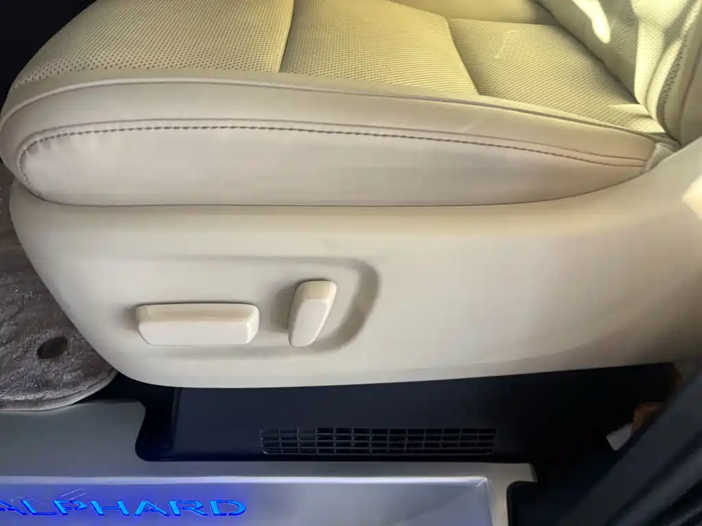 Toyota Alphard 2023 — фото 13