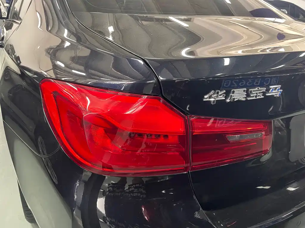 BMW 5 Series 2019 — фото 9