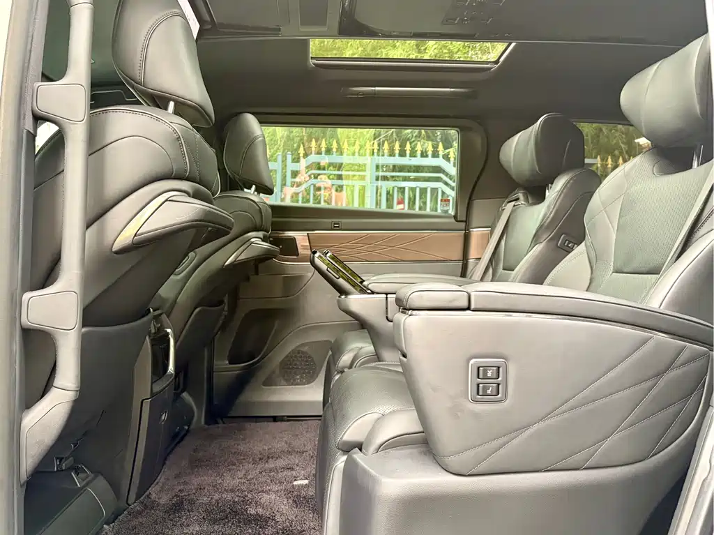 Toyota Alphard 2024 — фото 9
