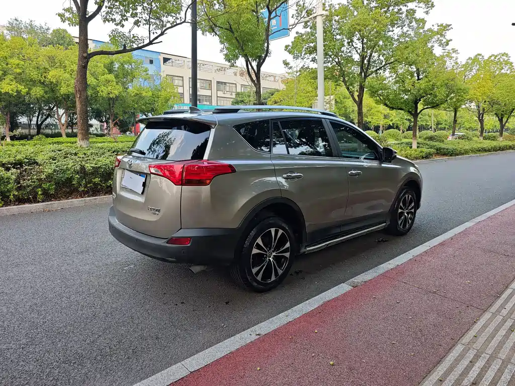Toyota RAV4 2015 — фото 11