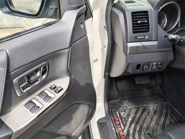 Mitsubishi Pajero 2016