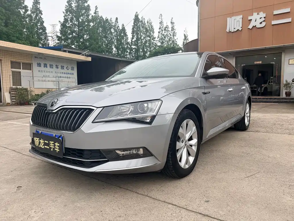 Skoda Superb 2019 — фото 1