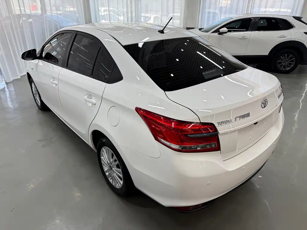 Toyota Yaris L 2022 — фото 4