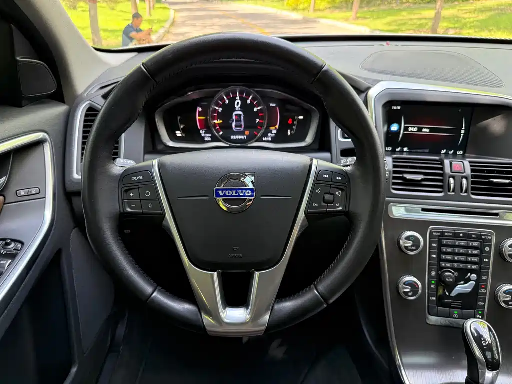 Volvo XC60 2016 — фото 25