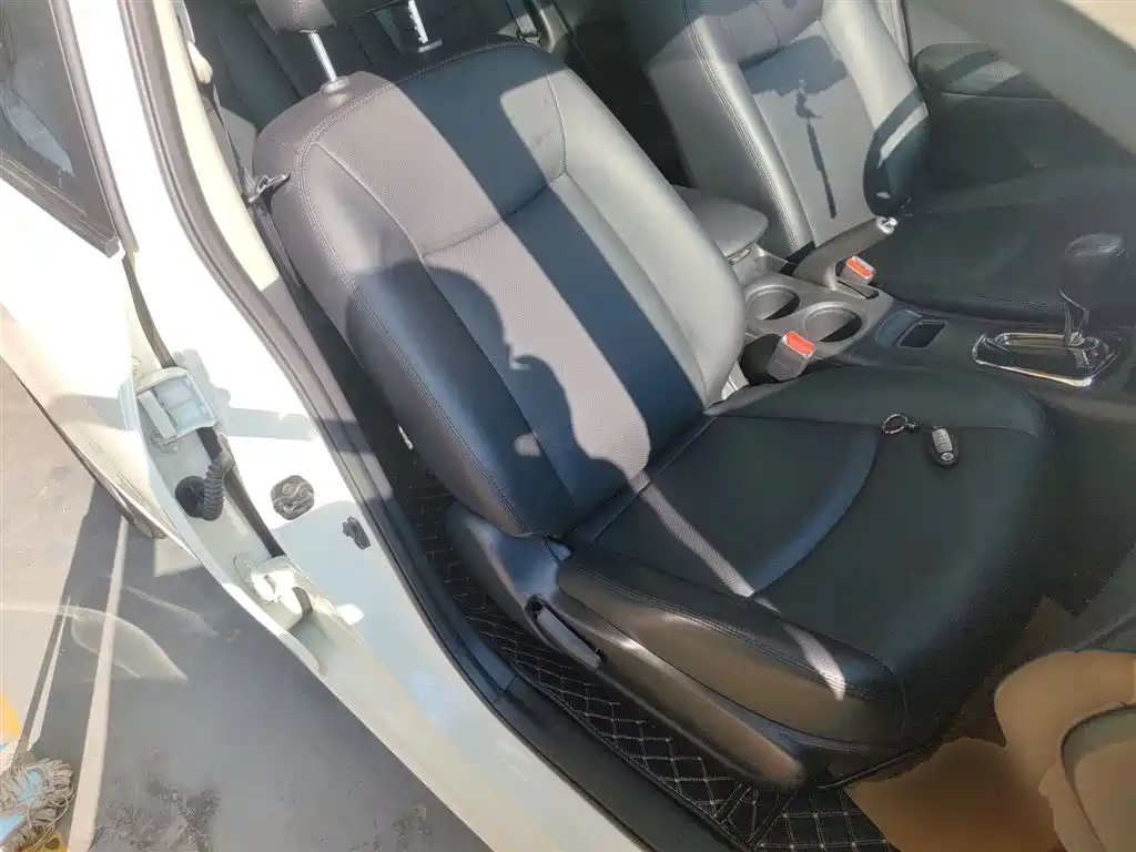 Nissan Tiida 2015 — фото 25