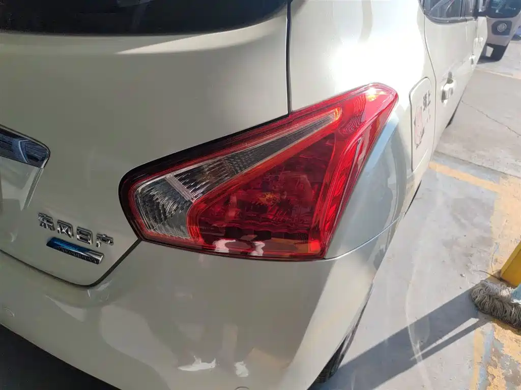 Nissan Tiida 2015 — фото 8