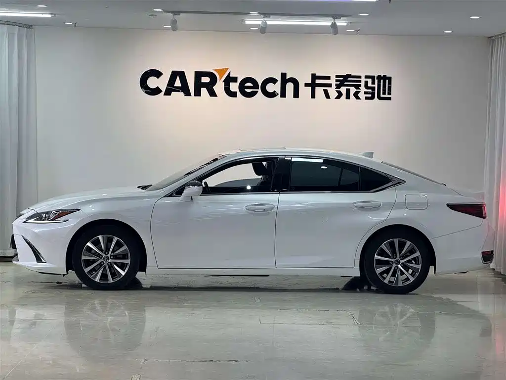 Lexus ES 2020