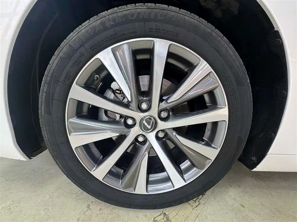 Lexus ES 2020 — фото 10