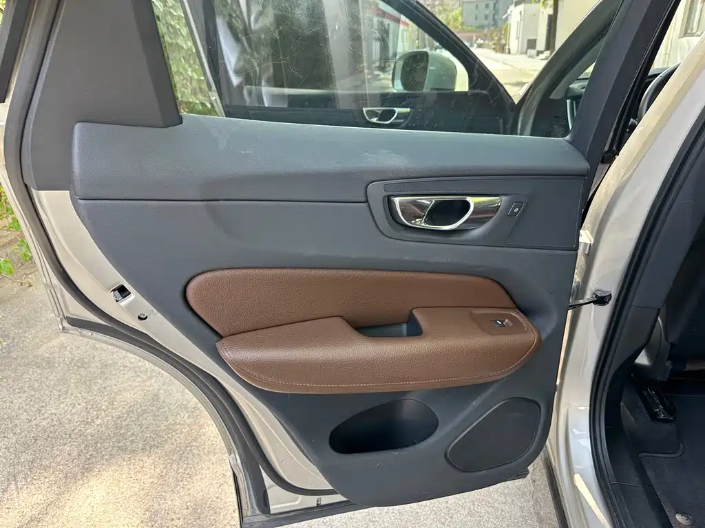 Volvo XC60 2018 — фото 12