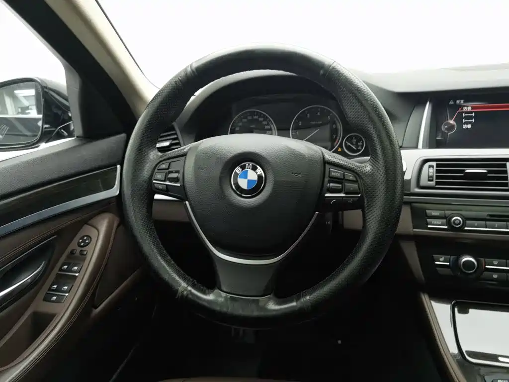 BMW 5 Series 2015 — фото 11