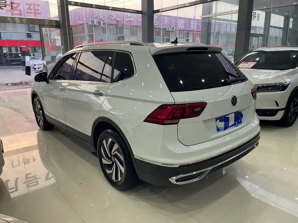 Volkswagen Tiguan L 2023 — фото 16