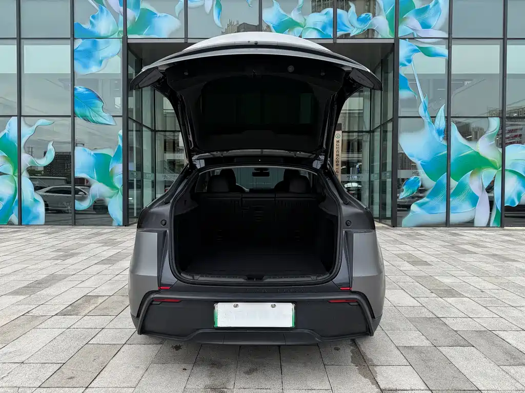 Tesla Model Y 2025 — фото 11