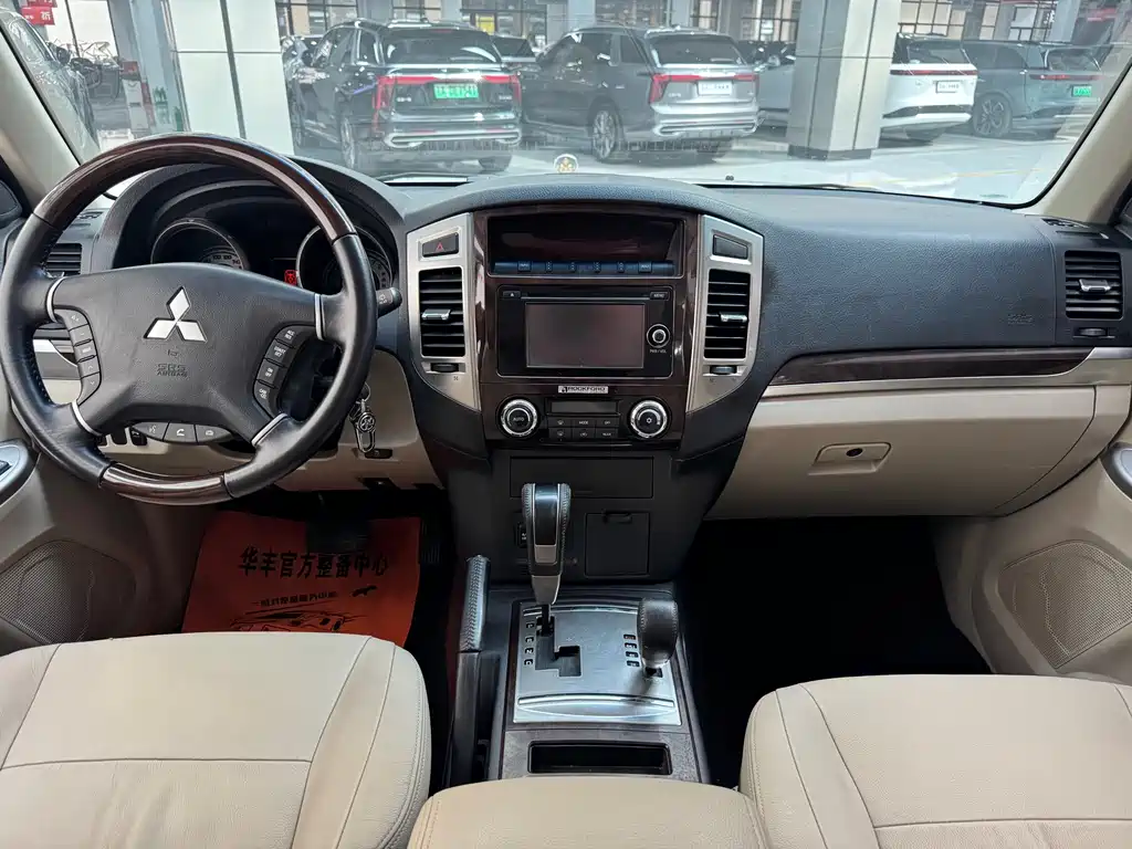 Mitsubishi Pajero 2018 — фото 10