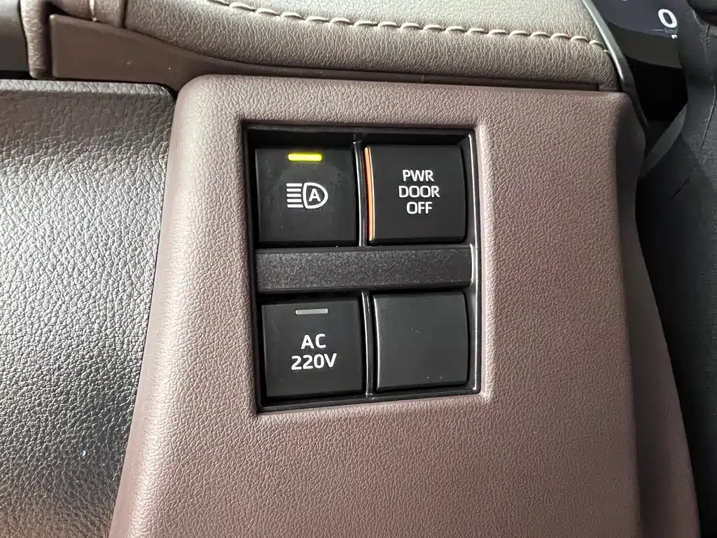 Toyota Alphard 2023 — фото 17