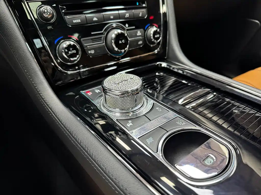 Jaguar XJ 2015 — фото 25