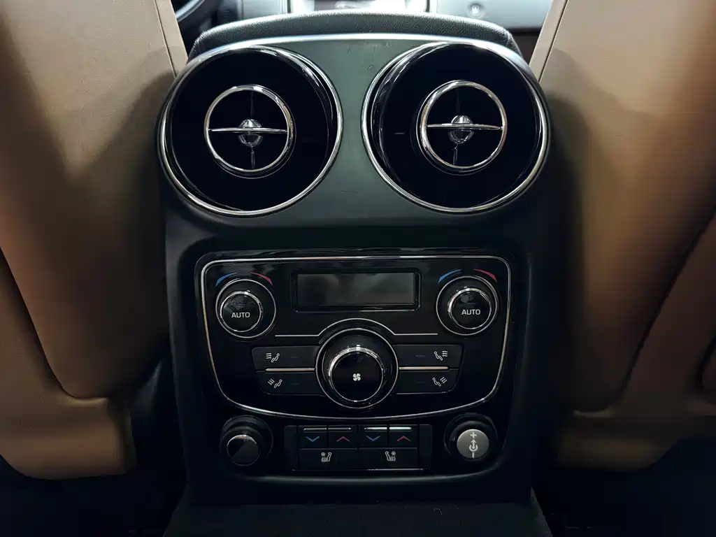 Jaguar XJ 2015 — фото 40