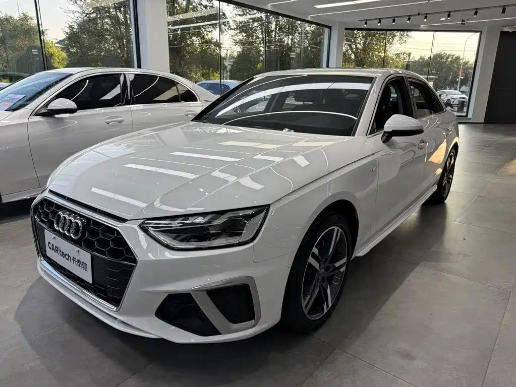 Audi A4L 2021 — фото 1