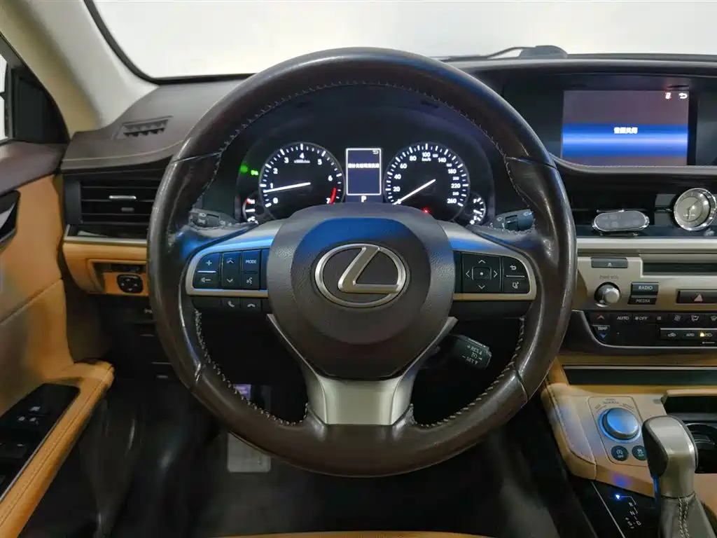 Lexus ES 2015 — фото 11