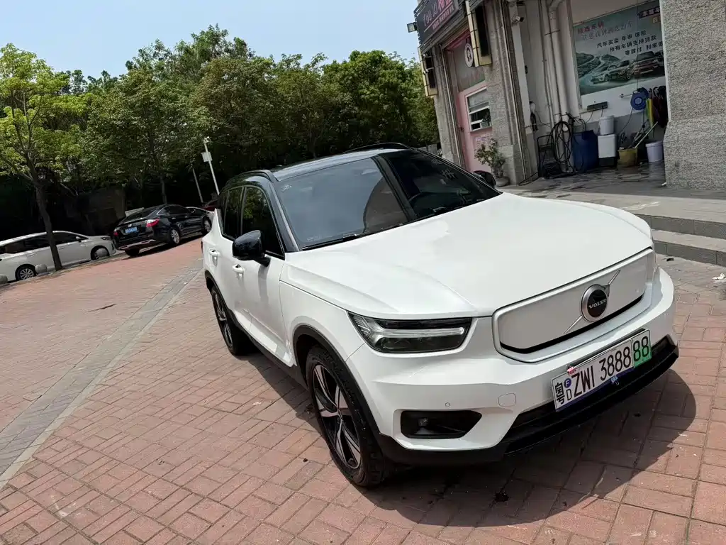 Volvo XC40 NEV 2022 — фото 2
