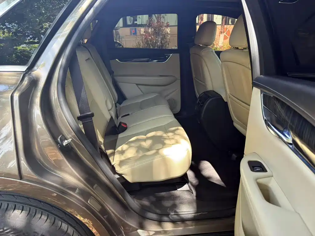 Cadillac XT5 2016 — фото 27