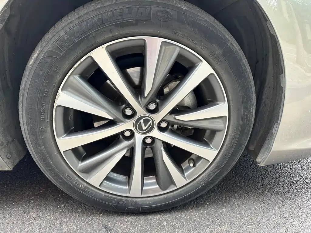 Lexus ES 2020 — фото 15