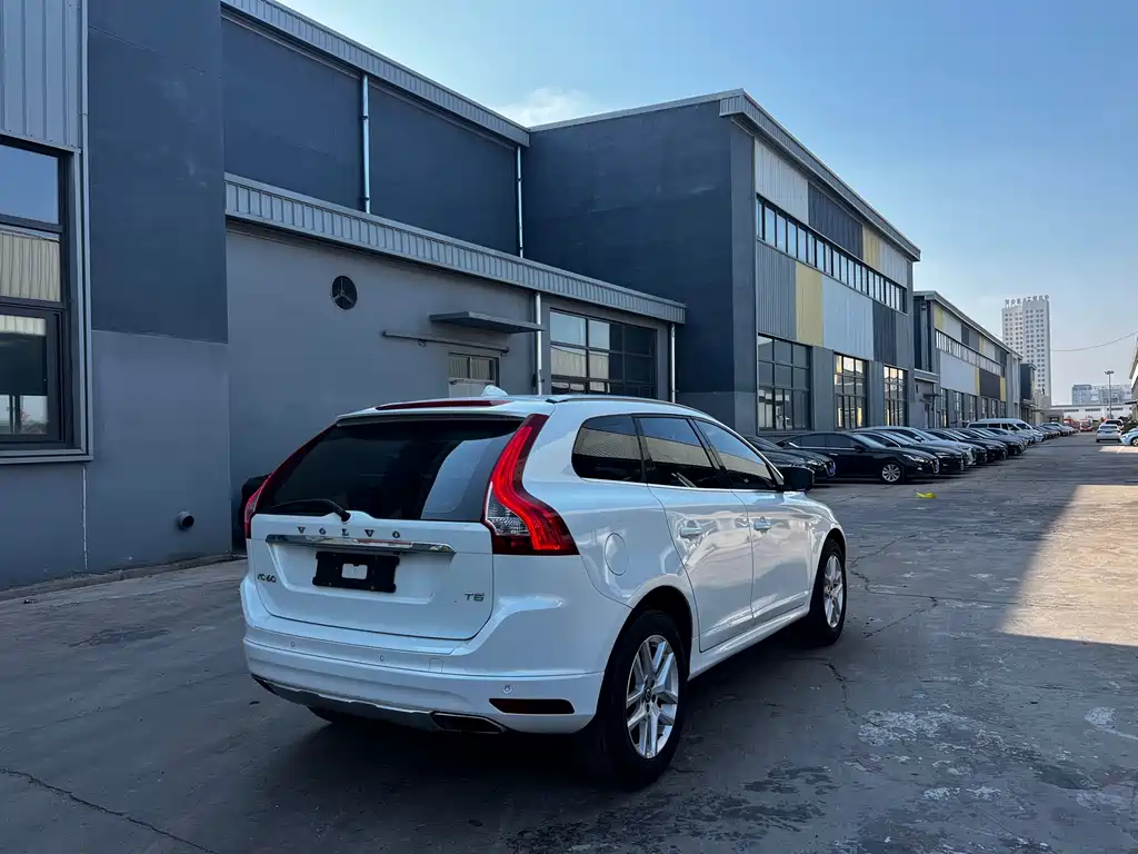 Volvo XC60 2017 — фото 19