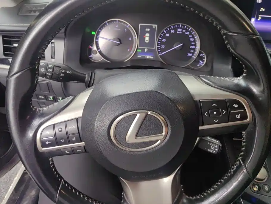 Lexus ES 2017 — фото 15