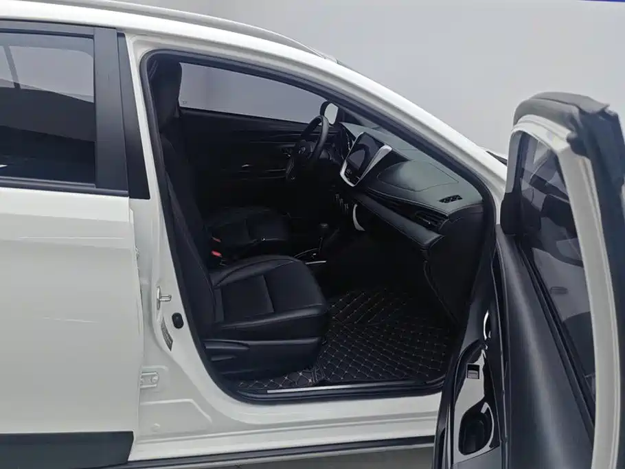 Toyota Yaris L 2020 — фото 8