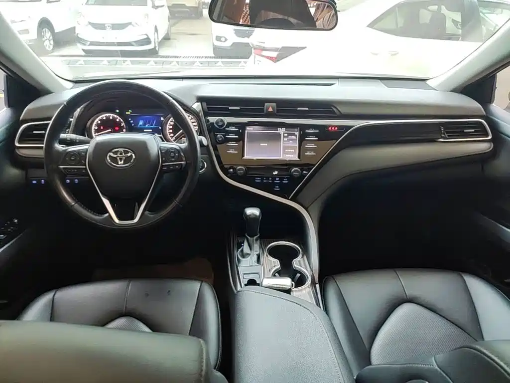 Toyota Camry 2019 — фото 10