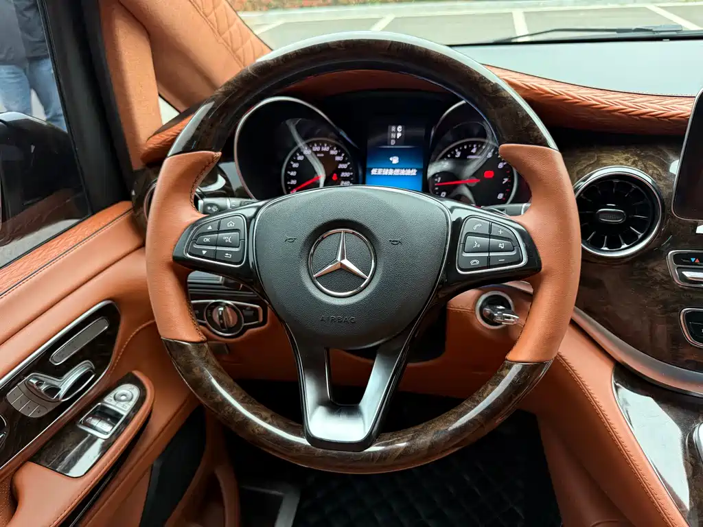Mercedes-Benz V-Class 2021 — фото 12