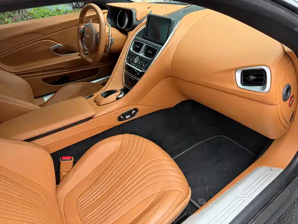 Aston Martin DB11 2022