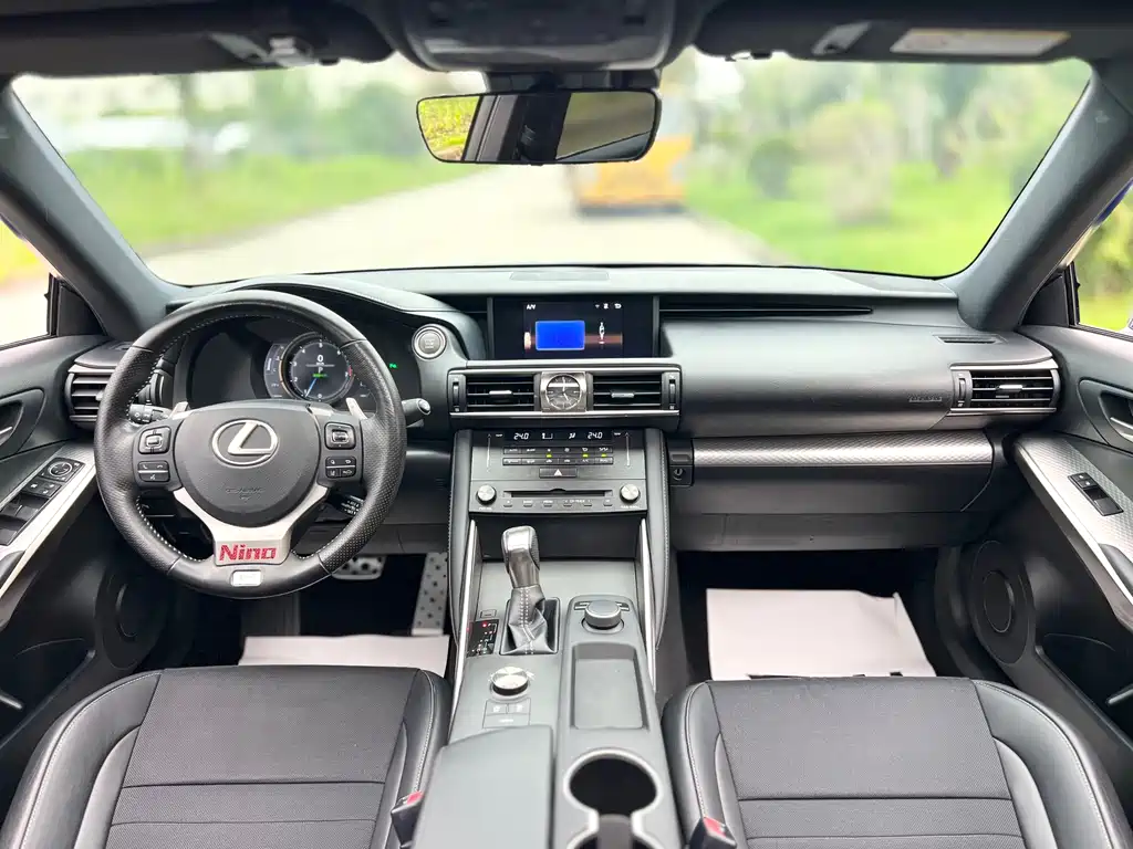 Lexus IS 2018 — фото 11