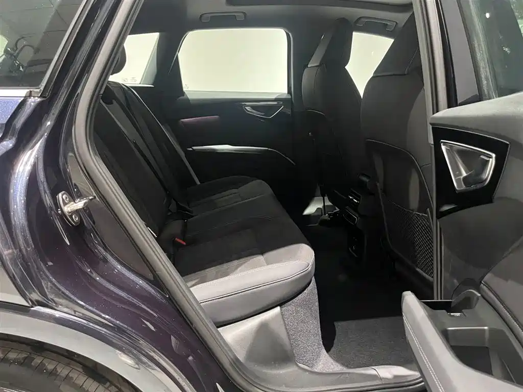 Audi Q4 e-tron 2023 — фото 10