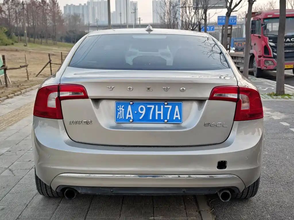 Volvo S60 2015 — фото 16
