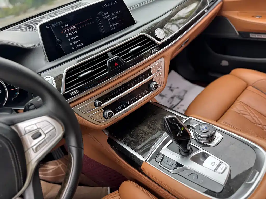 BMW 7 Series 2017 — фото 9
