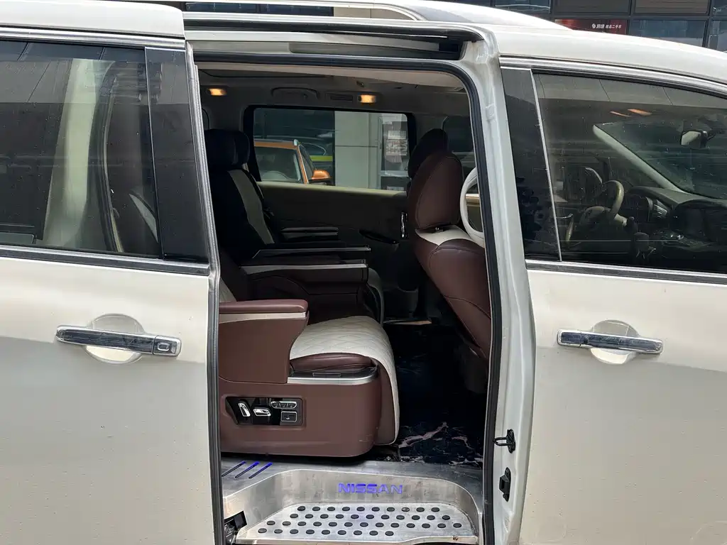 Nissan Quest 2017 — фото 11