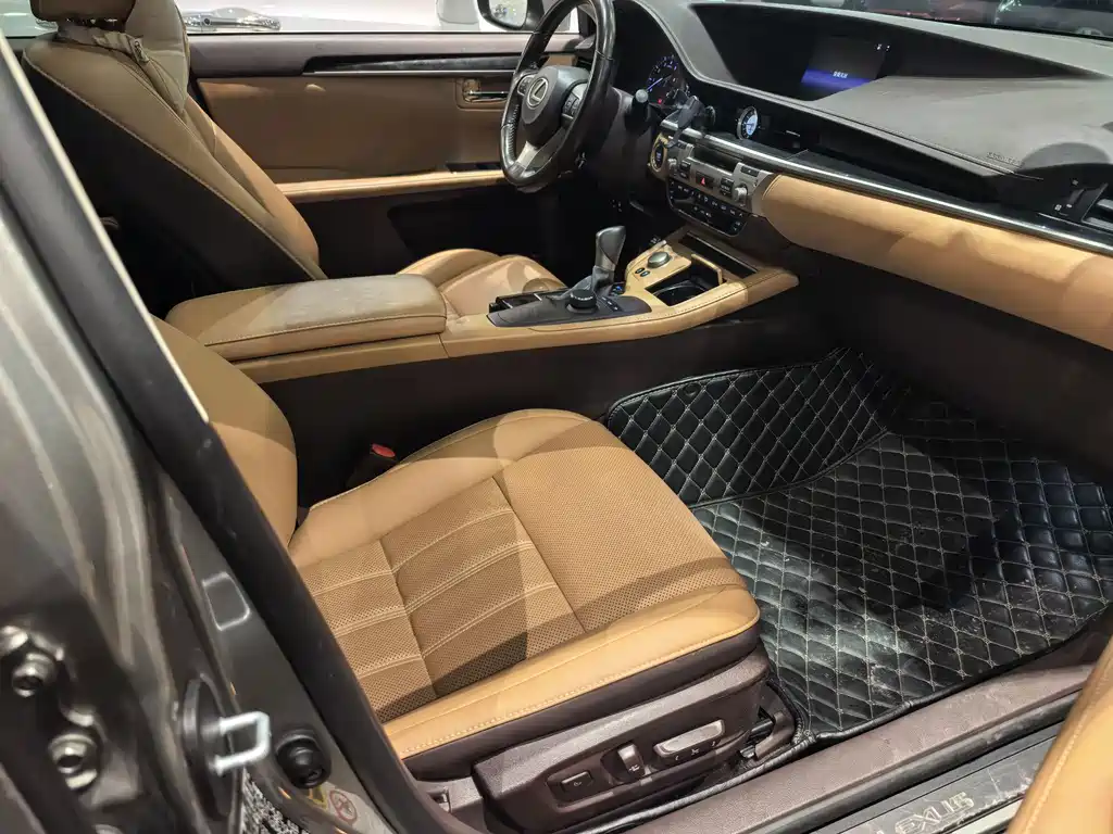 Lexus ES 2017 — фото 14