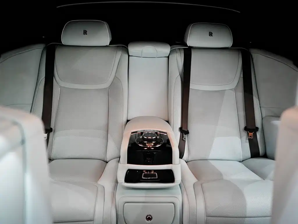 Rolls-Royce Ghost 2019 — фото 15