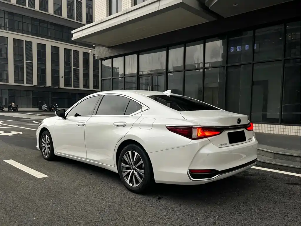 Lexus ES 2020 — фото 12