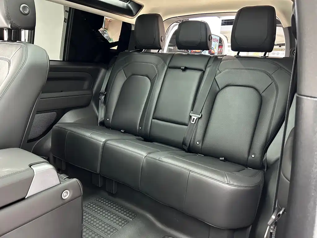 Land Rover Defender 2024 — фото 13