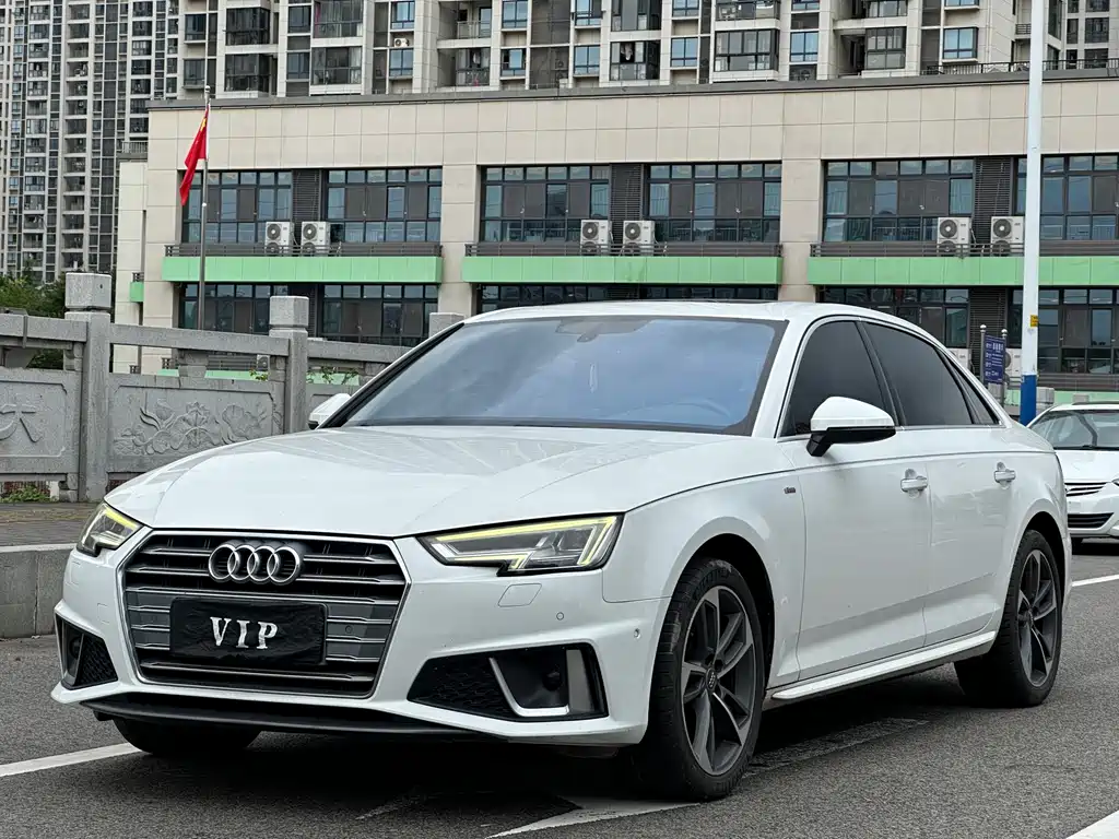 Audi A4L 2019 — фото 1