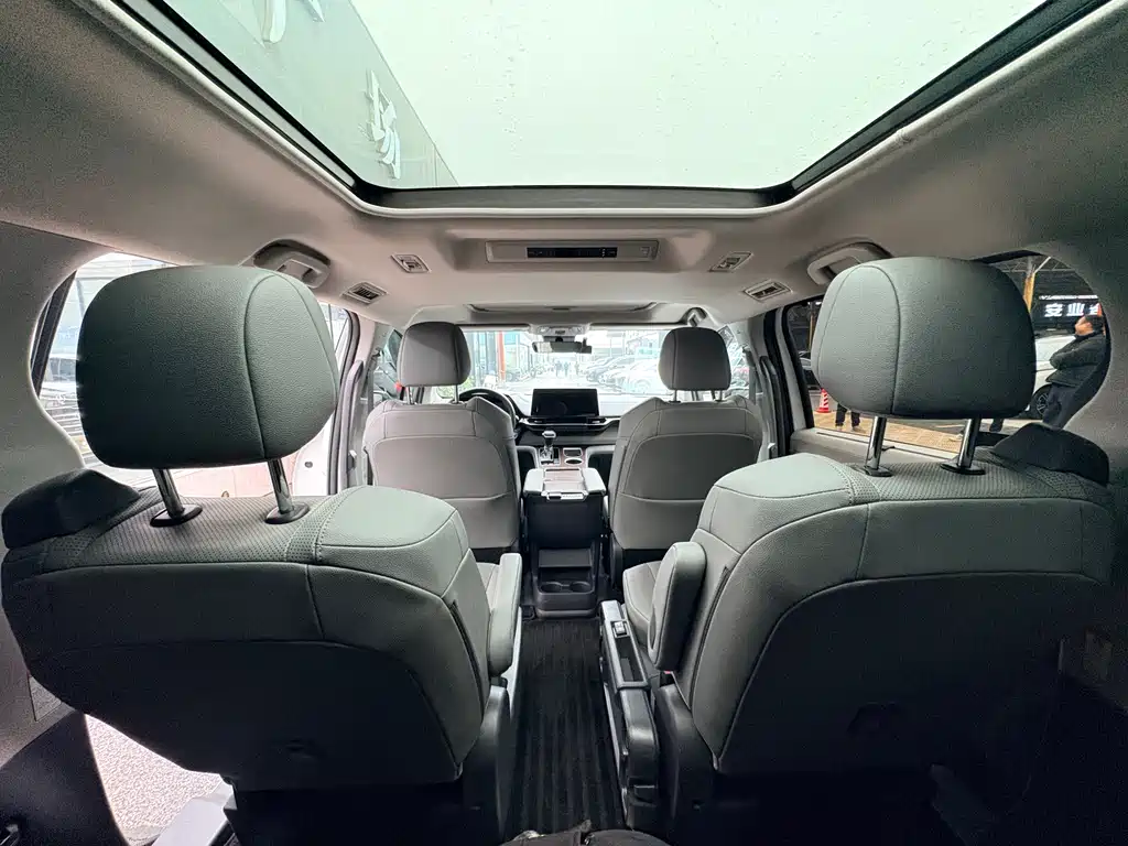 Toyota Granvia 2023 — фото 16