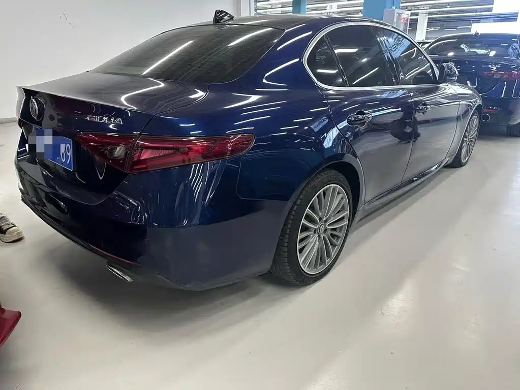 Alfa Romeo Giulia 2018 — фото 10