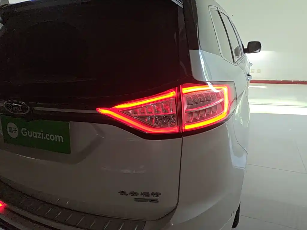 Ford Edge 2018 — фото 8