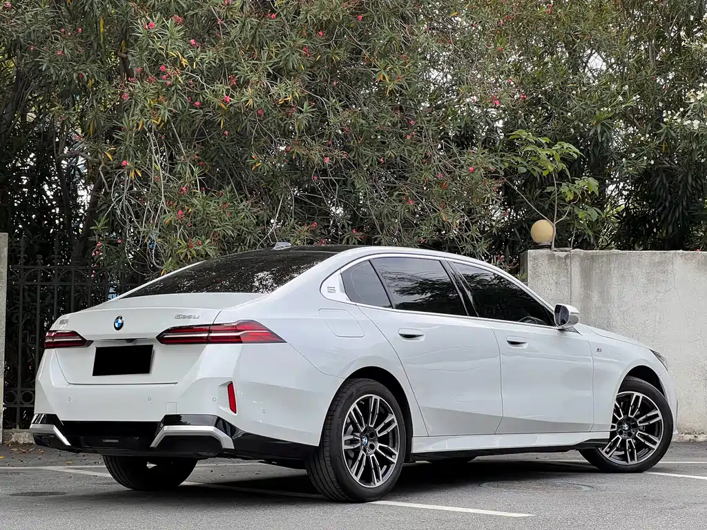 BMW 5 Series 2025 — фото 16