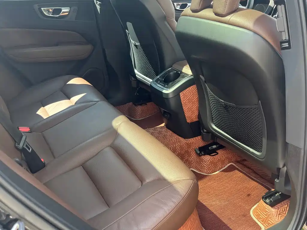 Volvo XC60 2020 — фото 11