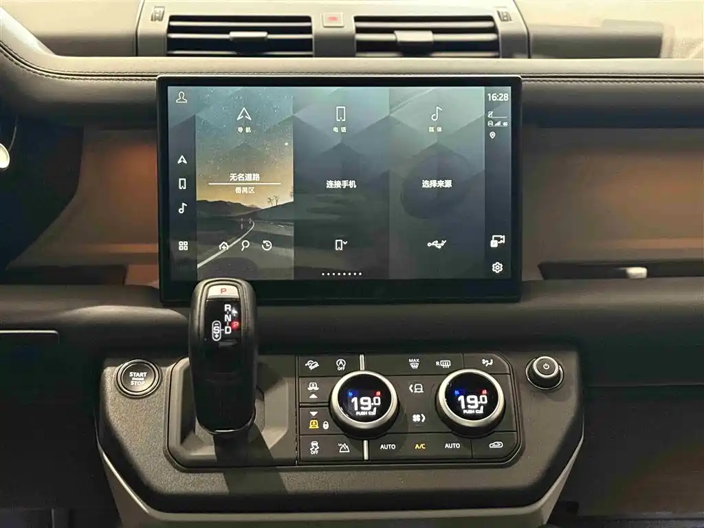 Land Rover Defender 2023 — фото 10