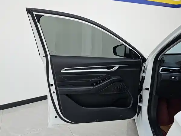 Geely Emgrand 2024